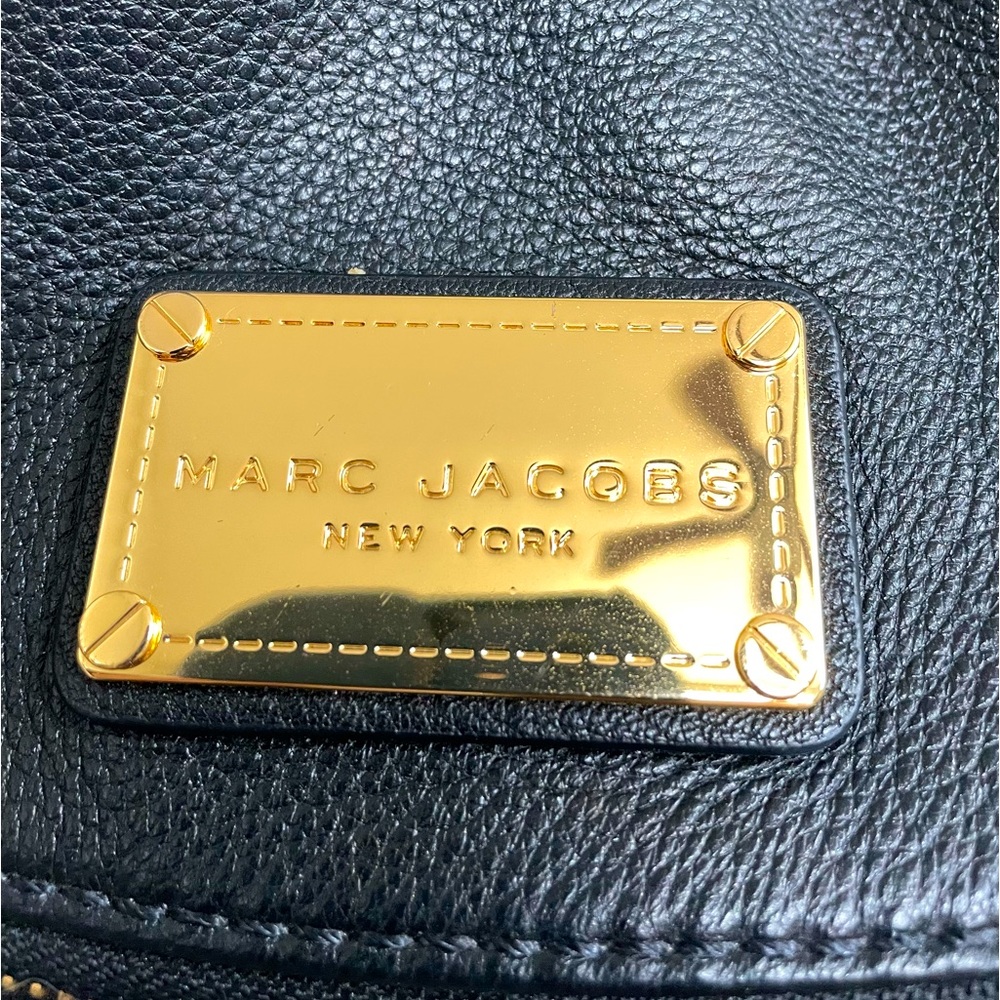 MARC JACOBS Crossbody.  Like new condition. Very gently used!